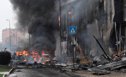 Al menos 8 muertos tras caída de avioneta contra edificio en Milán
