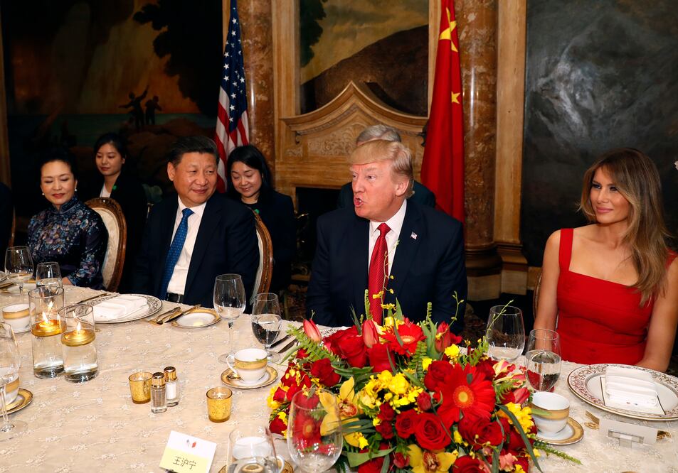 El presidente de EU, Donald Trump, junto a su homólogo chino, Xi Jinping y su esposa y primera dama de EU, Melania Trump (Foto: AP)
