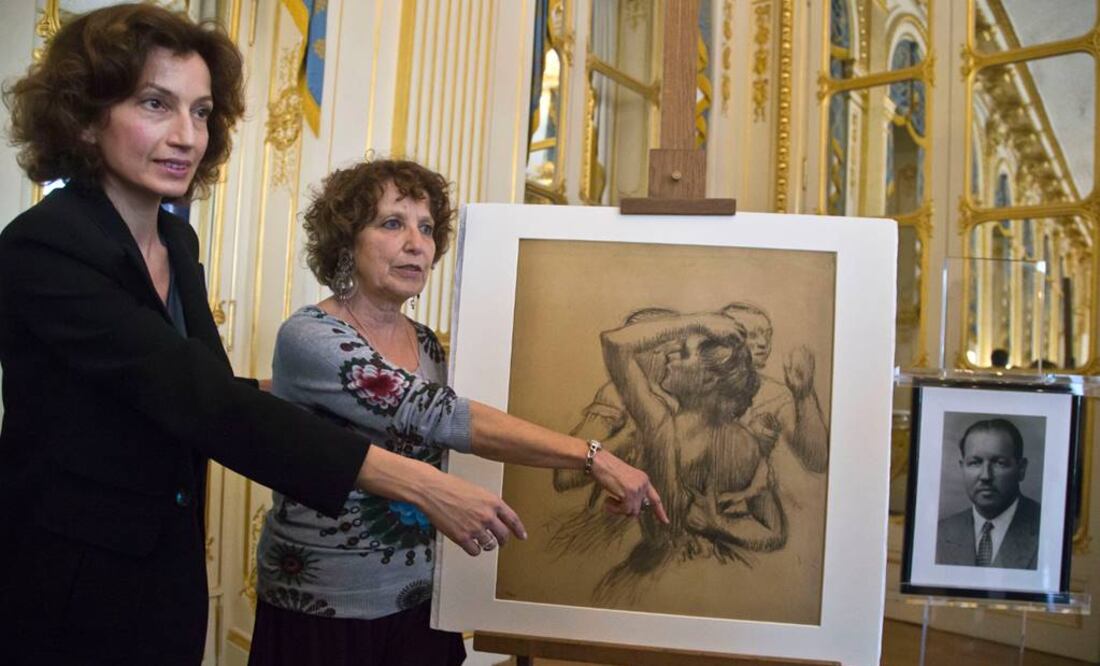 La ministra de cultura de Francia Audrey Azoulay (izquierda) y Viviane Dreyfus, hija del propietario original. (FOTO: AP)