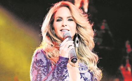 Lucero saca acordeón para evitar error