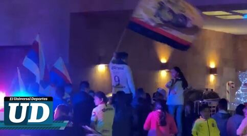 Aficionados apoyan al América fuera de su hotel de concentración en Monterrey