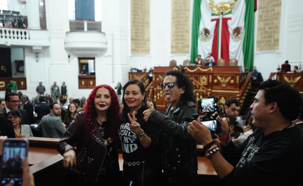 Elizabeth Mateos realizó una conferencia de prensa acompañada de rockeros mexicanos.
Foto: Especial.