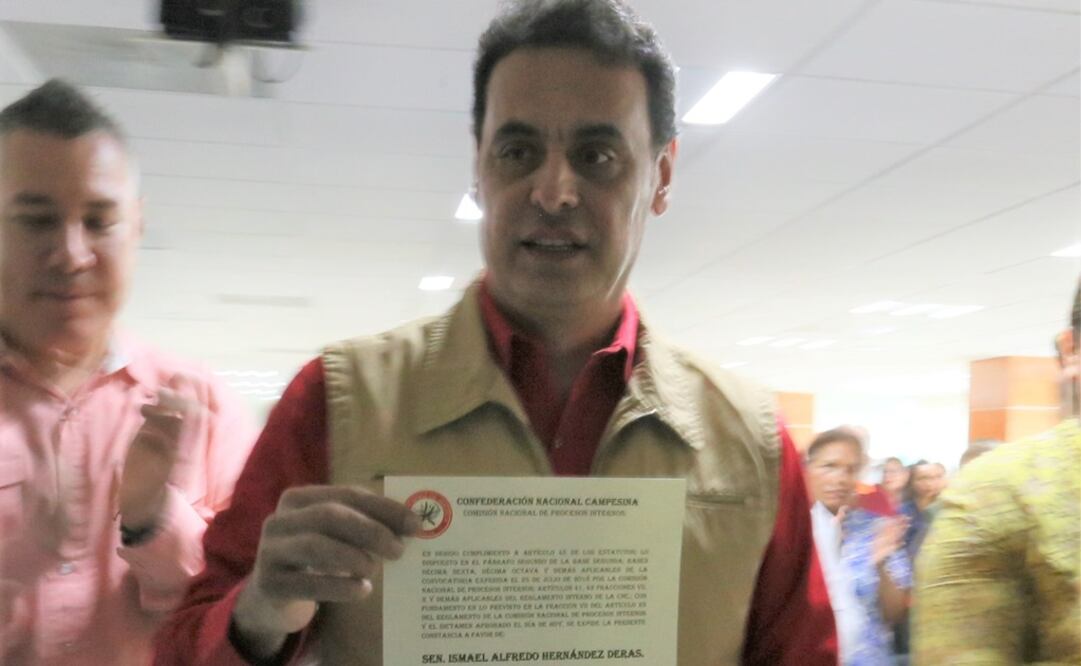 La Comisión Nacional de Procesos Internos de la CNC entregó la constancia de presidente electo para el período 2018-2022 al senador Ismael Hernández Deras. FOTO: Especial