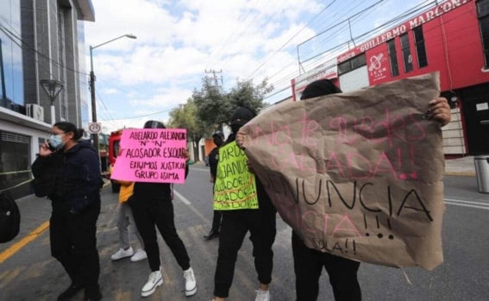 Tras presunta agresión sexual contra alumna, feministas vandalizan escuela en Toluca