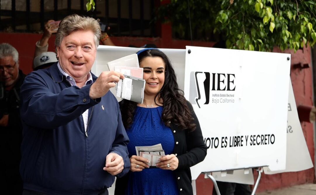 Vega de Lamadrid asistió esta mañana a emitir su voto acompañado de su esposa Brenda Ruacho. Foto: Berenice Fregoso / EL UNIVERSAL