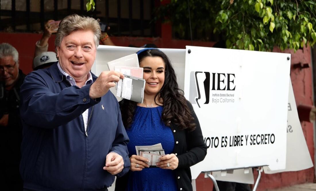 Vega de Lamadrid asistió esta mañana a emitir su voto acompañado de su esposa Brenda Ruacho. Foto: Berenice Fregoso / EL UNIVERSAL