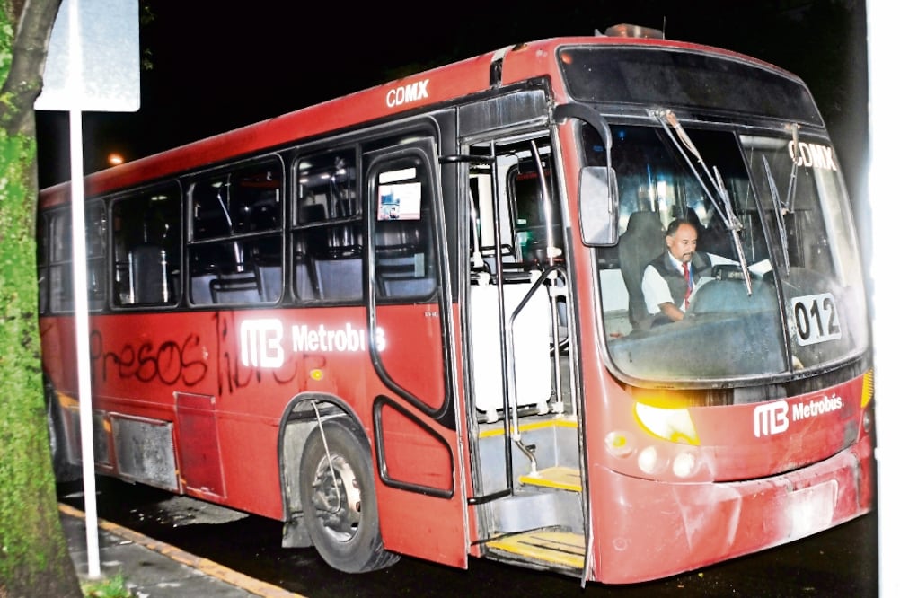 Otras Líneas del Metrobús han sido vandalizadas anteriormente. Sujetos han realizado pintas y roto los vidrios de las estaciones. (ARCHIVO EL UNIVERSAL)