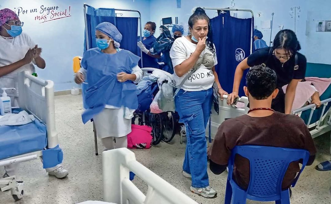 Personas afectadas por los terremotos reciben atención médica este lunes, en el hospital Pérez Carreño de Caracas (Venezuela). Foto: EFE/ Raúl Martínez