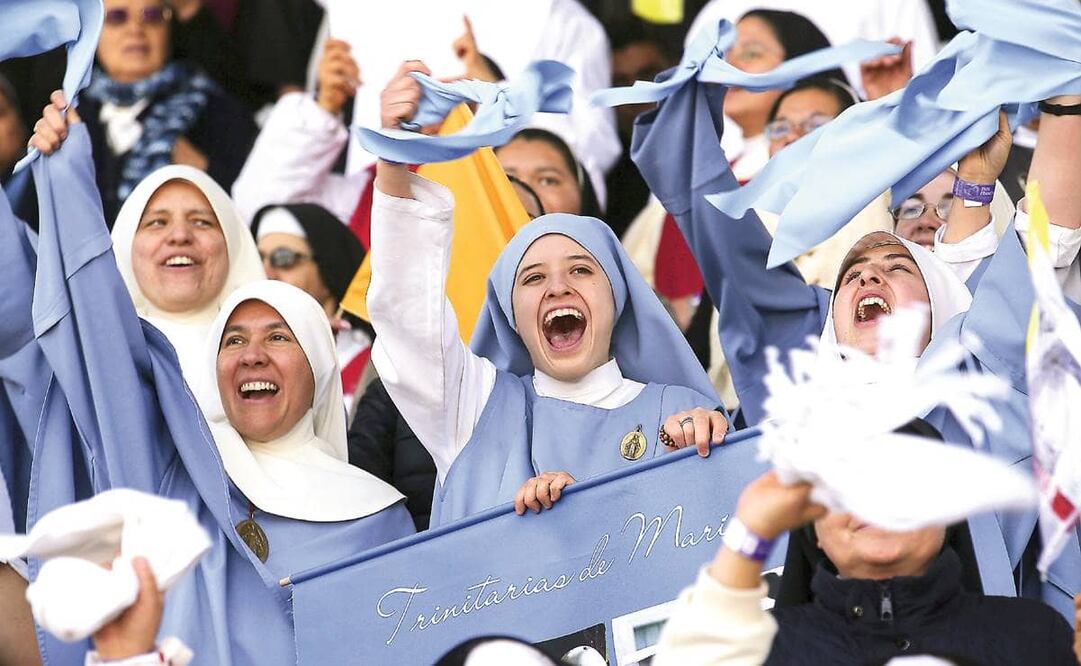 Además de los civiles, seminaristas y religiosas de todo el país aprovecharon los eventos con Francisco para recibir al papa jesuita, como se ve en esta foto de unas eufóricas monjas de las Hermanas Trinitarias. Foto: Alessandro Di Meo/EFE.