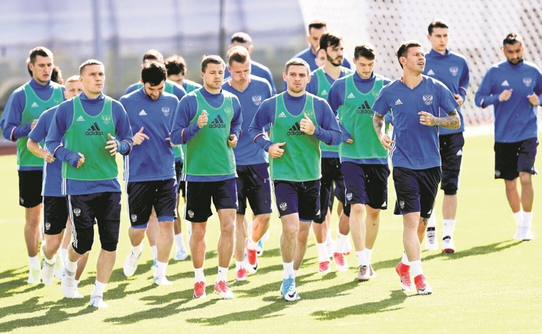 Los rusos entrenaron ligero en el estadio Smena, en San Petersburgo. (CARL RECINE. REUTERS)