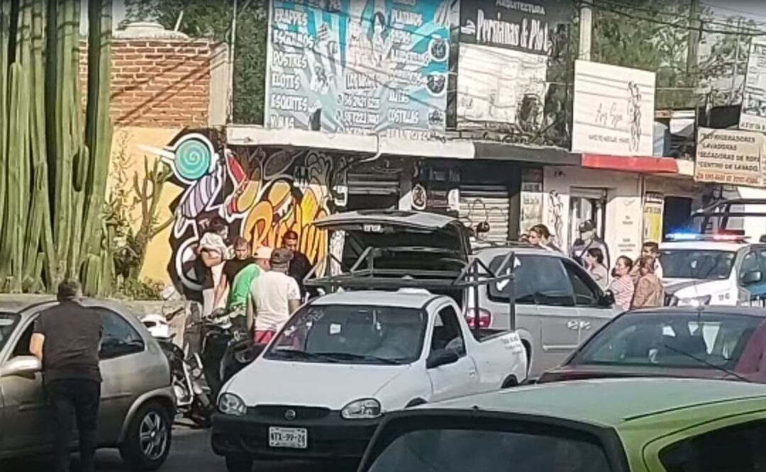 Policías y una ambulancia se trasladaron al boulevard Calacoaya en la colonia Rinconada de Calacoaya. Foto: Especial