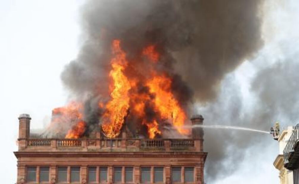 Incendio pone en riesgo de derrumbe edificio histórico en Irlanda del Norte