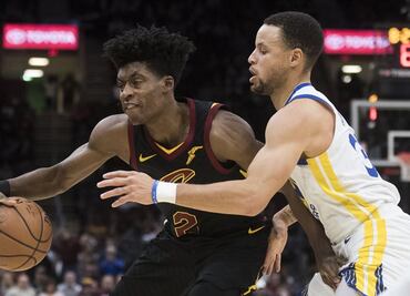 Curry y los Warriors aplastan a los Cavs