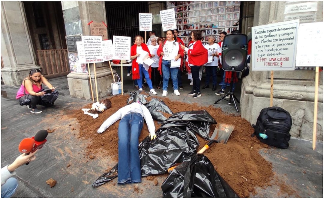 Colectivos simulan una fosa clandestina frente al Palacio de Gobierno en Morelos para exigir justicia por sus familiares desaparecidos. Foto: Especial