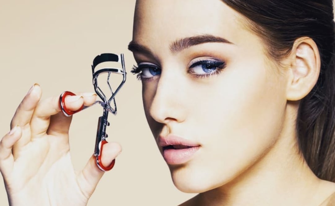 Unas pestañas bien rizadas son imprescindibles para abrir la mirada y darle mayor intensidad. Foto: Cortesía