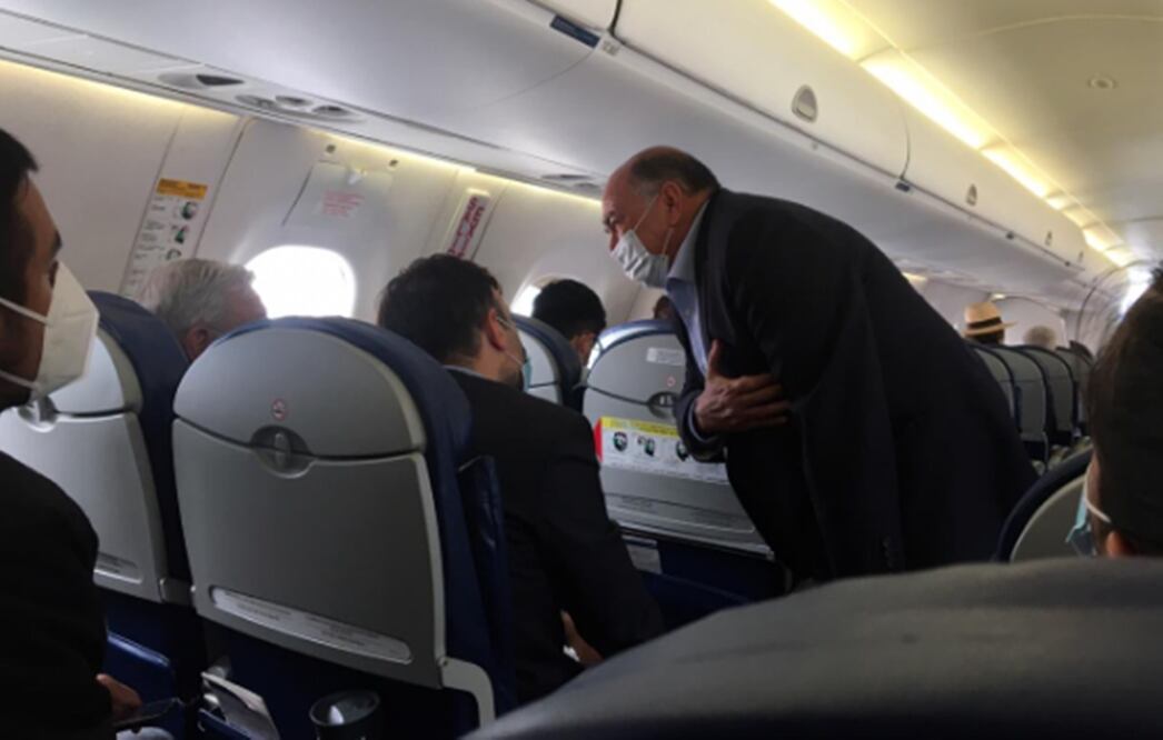 Padre de Sergio “Checo” Pérez saluda a AMLO en avión de regreso a la CDMX. Foto: especial
