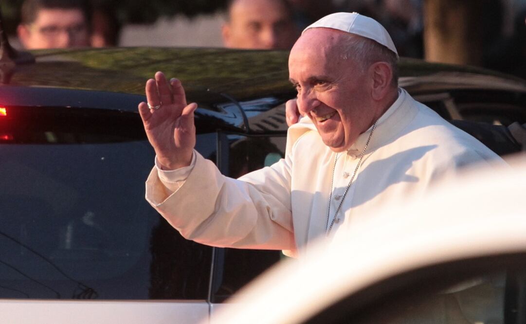 El jerarca católico bajó del automotor y momentos antes de ingresar a la Nunciatura dio la bendición a todos los presentes y pidió una vez más que rezaran por él. Foto: EFE