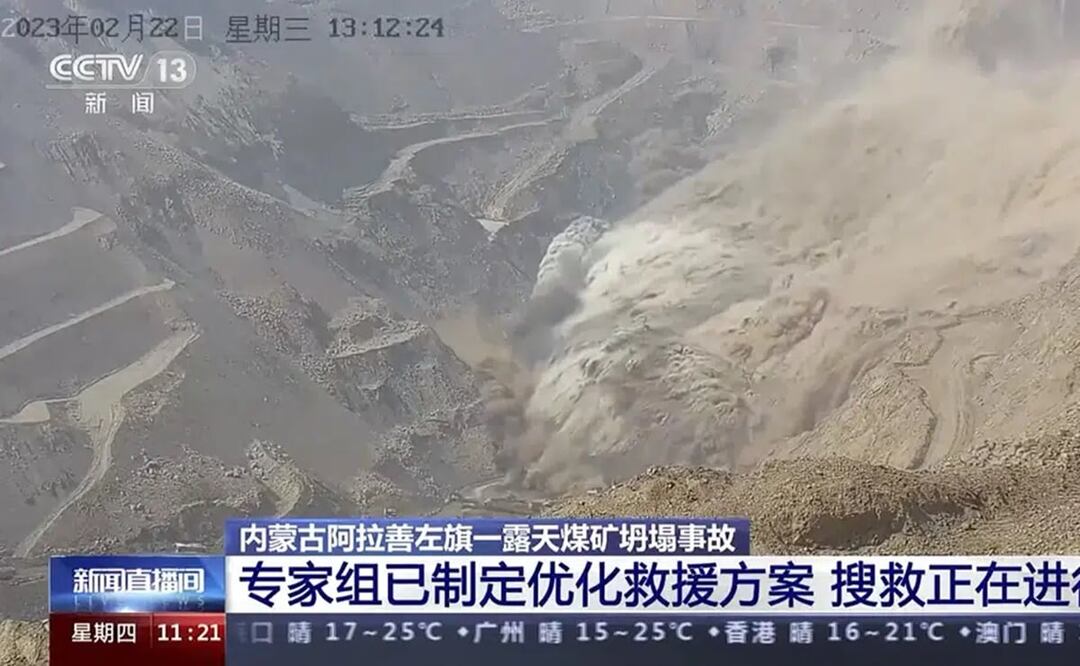 En esta imagen, tomada de un video de una cámara de vigilancia oficial emitida por la televisora ​​estatal china CCTV, la tierra se desplaza por una ladera en una mina a cielo abierto en la región de Alxa, en Mongolia Interior. Foto: AP
