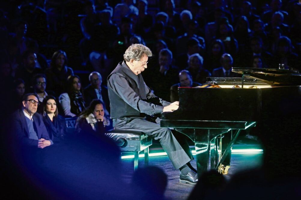 Glass se presentó en Bellas Artes acompañado de músicos huicholes. Foto: ARCHIVO EL UNIVERSAL