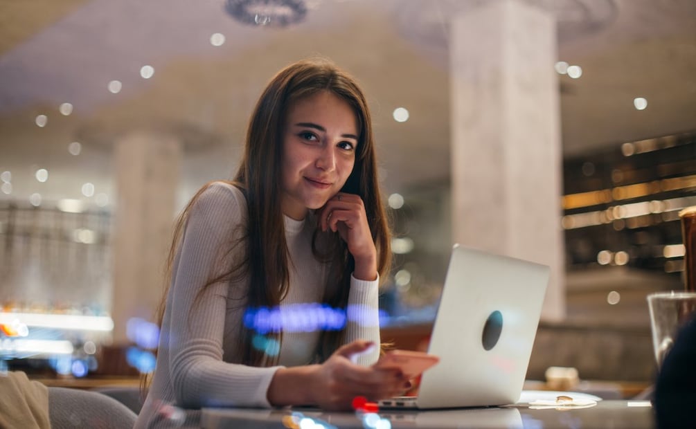 Laboratoria ofrece capacitación gratuita en IA a mujeres que buscan empleo. Imagen: Magnific