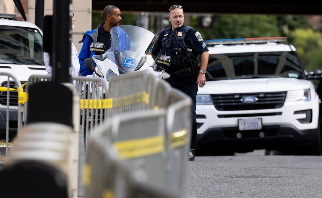 La policía asegura el exterior del Palacio de Justicia de los Estados Unidos E. Barrett Prettyman, donde la jueza Tanya Sue Chutkan procesará al expresidente estadounidense Donald J. Trump. Foto: EFE
