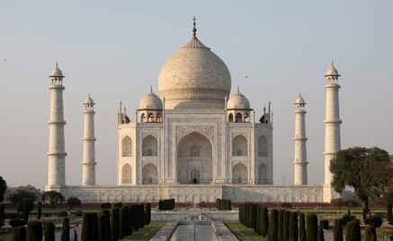 El Taj Mahal se torna verde por la contaminación 