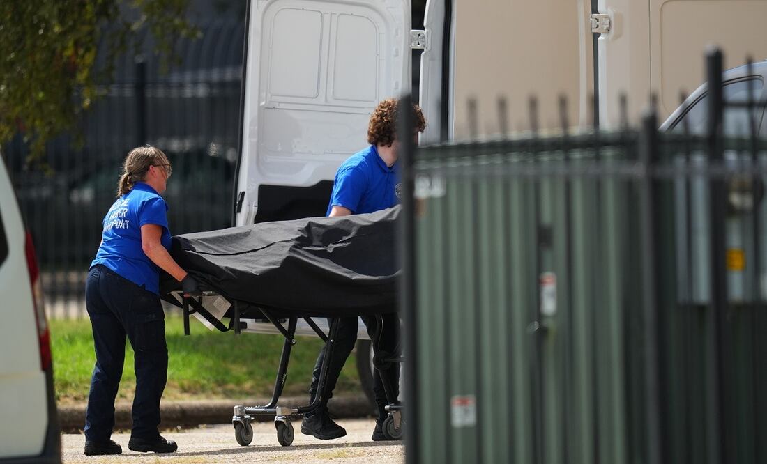 El cuerpo del hombre que disparó contra un centro de detención de migrantes del ICE en Dallas, Texas, es subido a una camioneta. FOTO: JULIO CORTEZ. AP