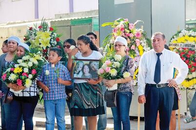 Cohetes y música como despedida