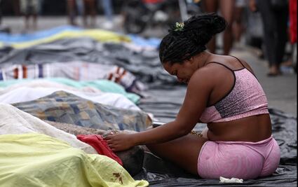 FOTOS: Habitantes de Río de Janeiro rescatan cadáveres tras megaoperativo contra el narco