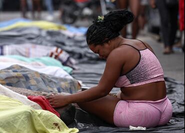 FOTOS: Habitantes de Río de Janeiro rescatan cadáveres tras megaoperativo contra el narco