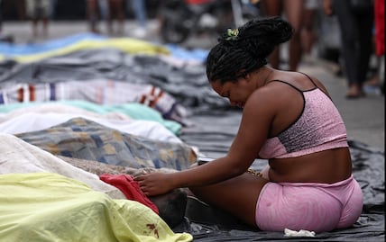 FOTOS: Habitantes de Río de Janeiro rescatan cadáveres tras megaoperativo contra el narco