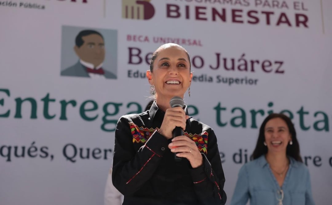 Claudia Sheinbaum durante entrega de tarjetas de la beca Benito Juárez en el CBTIS 304 en El Marqués, Querétaro (20/12/2025). Foto: Presidencia