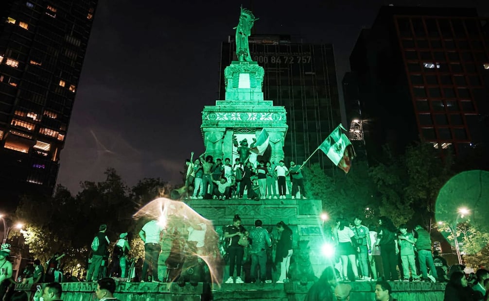 Aficionados mexicanos escalan la base del Monumento a Cuauhtémoc sobre Paseo de la Reforma durante los festejos por el triunfo de la Selección Mexicana ante Corea del Sur en la Copa del Mundo (18/06/2026). Foto: Gabriel Pano El Universal