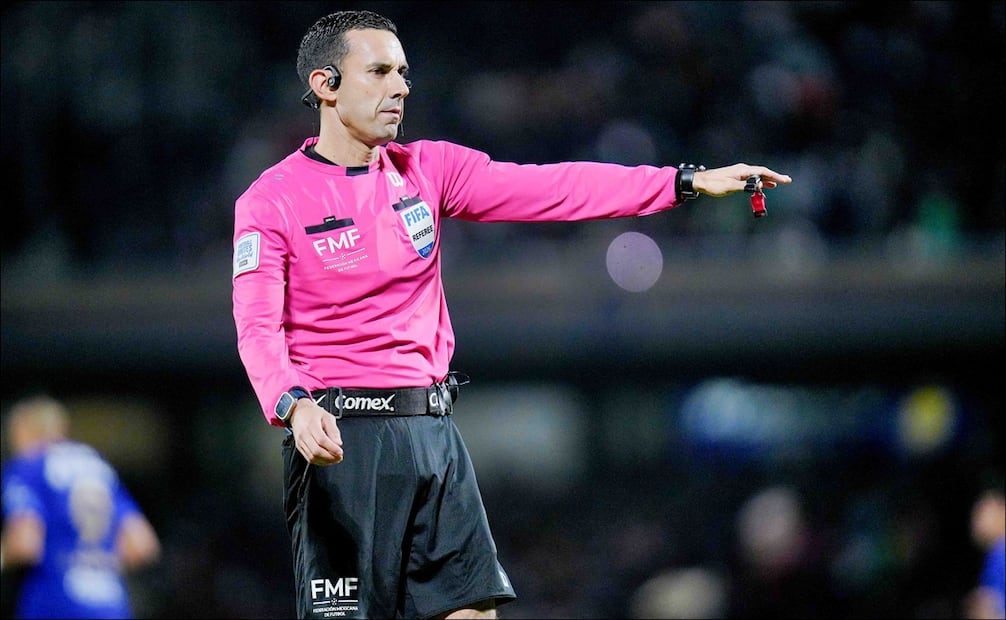 El árbitro mundialista César Ramos dirigirá la vuelta de los cuartos de final entre Pumas y América / FOTO: Imago7