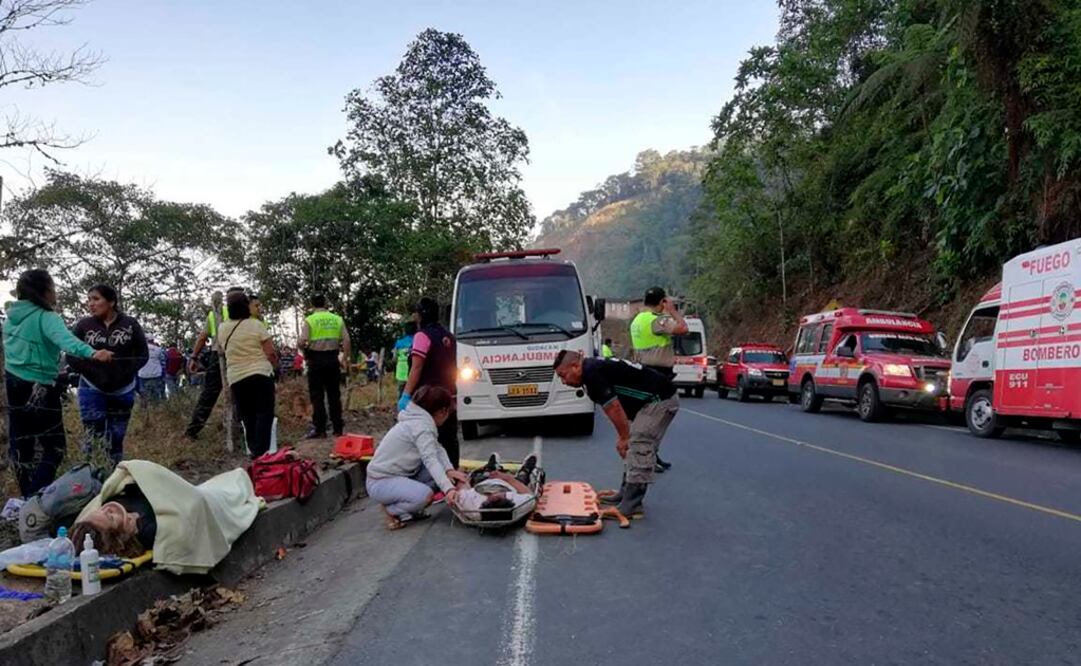 Personal y unidades del Ministerio de Salud, de la Comisión de Tránsito, del Cuerpo de Bomberos y la Policía, en coordinación con el Sistema Integrado de Seguridad ECU-911, se movilizaron para atender la emergencia (Foto: AP)