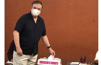 Integrantes del gabinete de AMLO emiten su voto en la revocación de mandato 