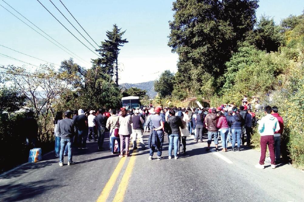 Protesta Policías de la Secretaría de Seguridad del Edomex acudieron a la zona para conminar a los vecinos a no afectar el tránsito vehicular (CRÉDITO DE FOTO)