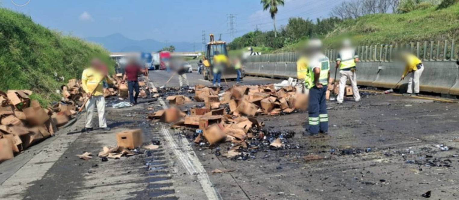 Saquean tráiler con cerveza en autopista Córdoba-Veracruz; pobladores y automovilistas se llevan la carga. Foto: X @GM_Carreteras