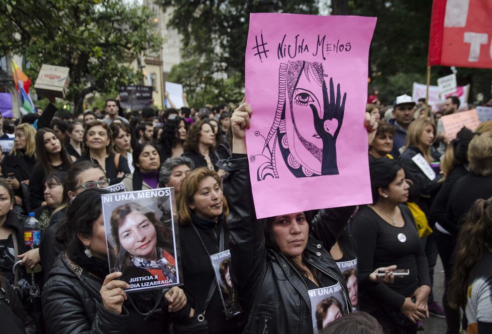 Mujeres sostienen pancartas durante el primer Paro Nacional de Mujeres y movilización bajo el título "Miércoles negro", en Tucumán, Argentina, el 19 de octubre de 2016  (Foto: Xinhua)