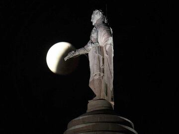 Las mejores fotos del eclipse de luna más largo del siglo