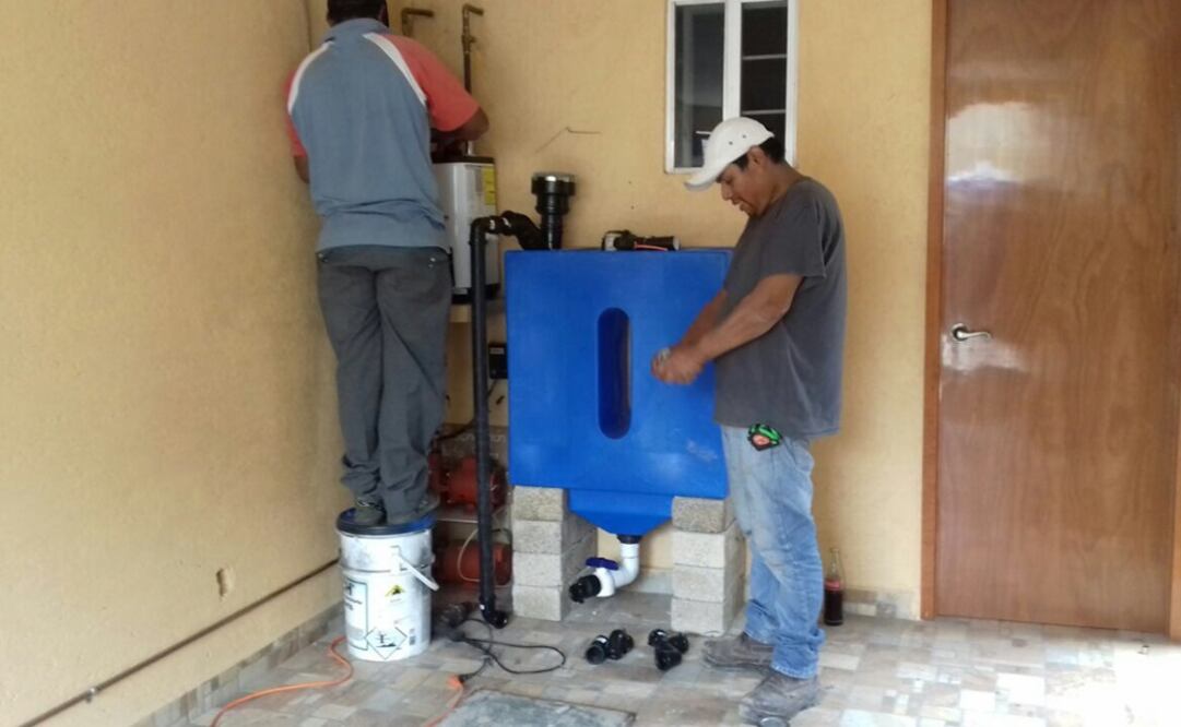 Instalación de sistemas para reciclar agua de lluvia. Foto:Especial