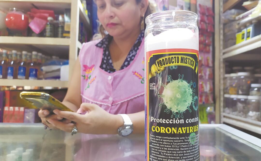 Fabiola del Carmen Tosca vende una veladora que, dice, previene el contagio de Covid-19. “El objetivo es que nos dé luz y protección”, afirma. Foto: LUMA LÓPEZ. EL UNIVERSAL