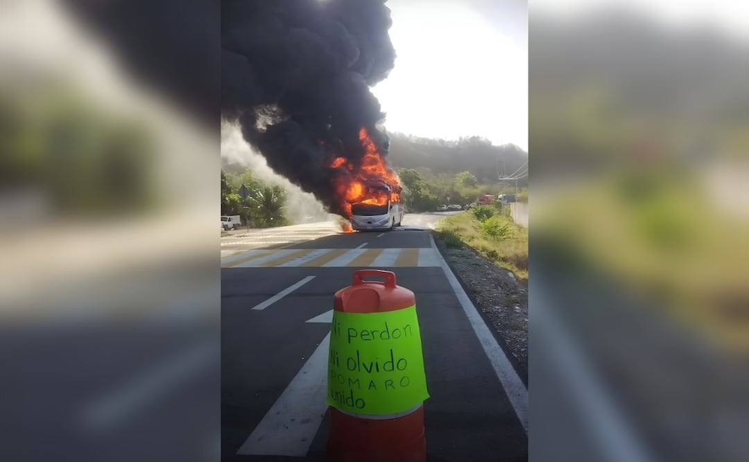 Habitantes de la comunidad indígena de Pomar, municipio de Aquila, Michoacán, bloquearon la carretera costera 200 Lázaro Cárdenas-Manzanillo para exigir justicia ante el asesinato de dos de sus autoridades, un profesor y una maestra lesionada de gravedad. | Foto: Especial.