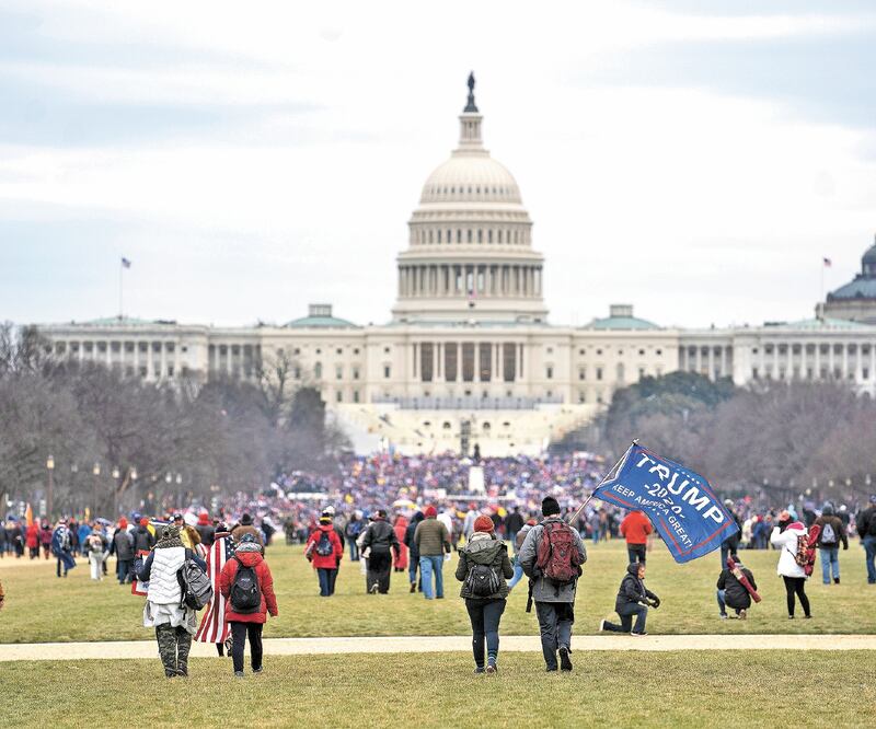 Cientos de simpatizantes del presidente Donald Trump tomaron por asalto el Capitolio, en Washington DC, en rechazo a los resultados de la pasada elección presidencial en la que el ganador fue Joe Biden. Foto: LIU JIE. XINHUA