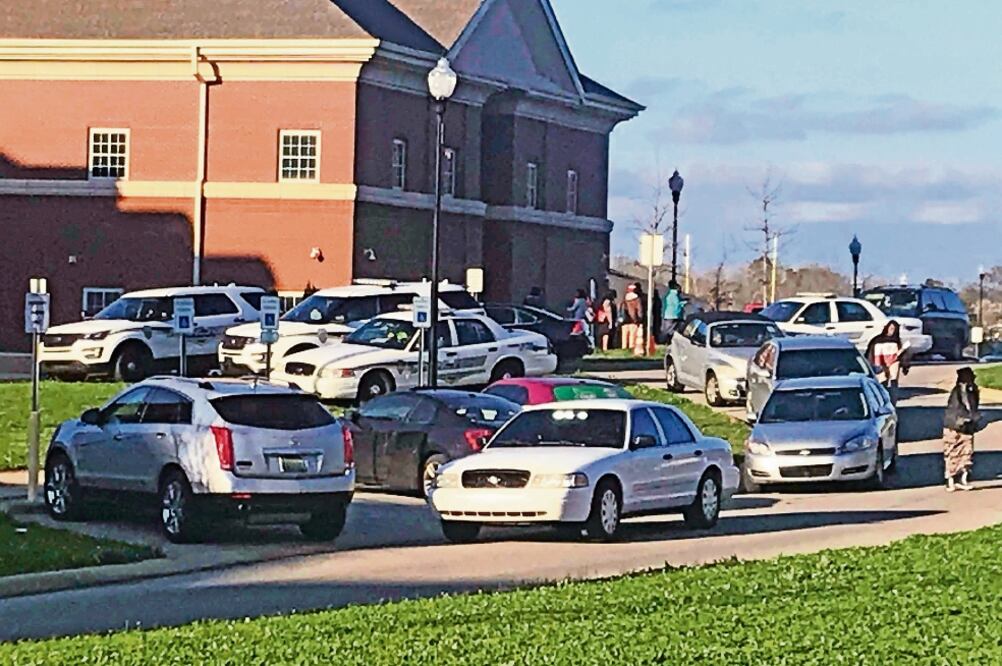 En Alabama. Una joven de 17 años murió y otro alumno fue herido en un tiroteo en una secundaria en Birmingham. Se indaga si fue un accidente. (AP)