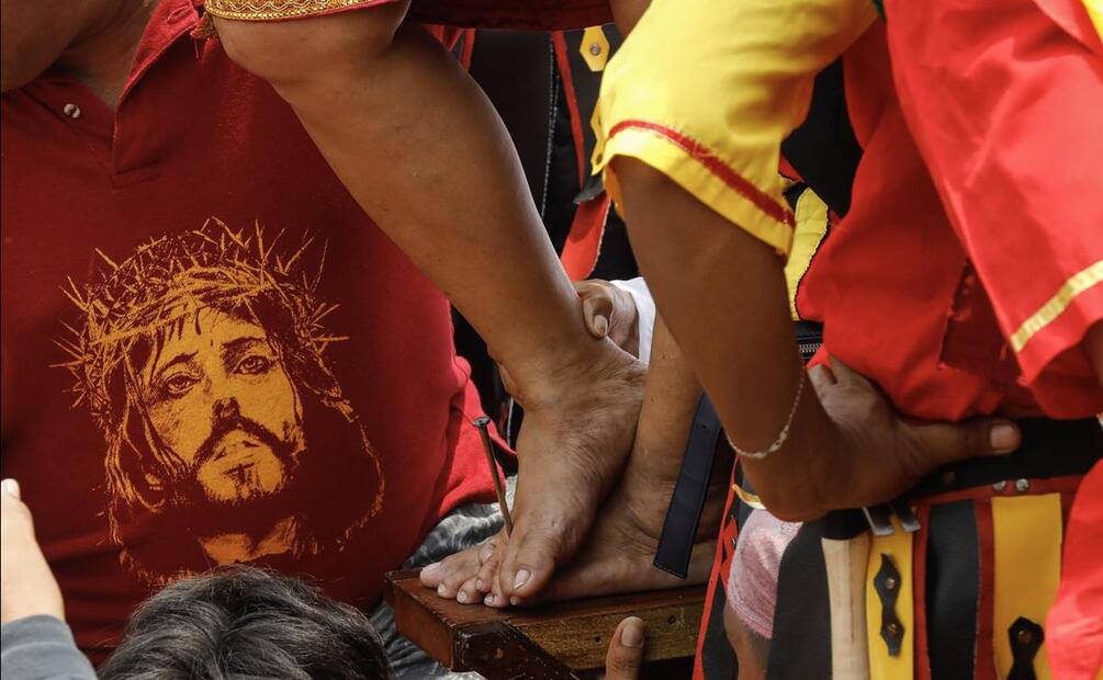 Los pies del penitente filipino Precy Valencia clavados en una cruz de madera en Paombong, provincia de Bulacan, al norte de Manila. Foto: EFE