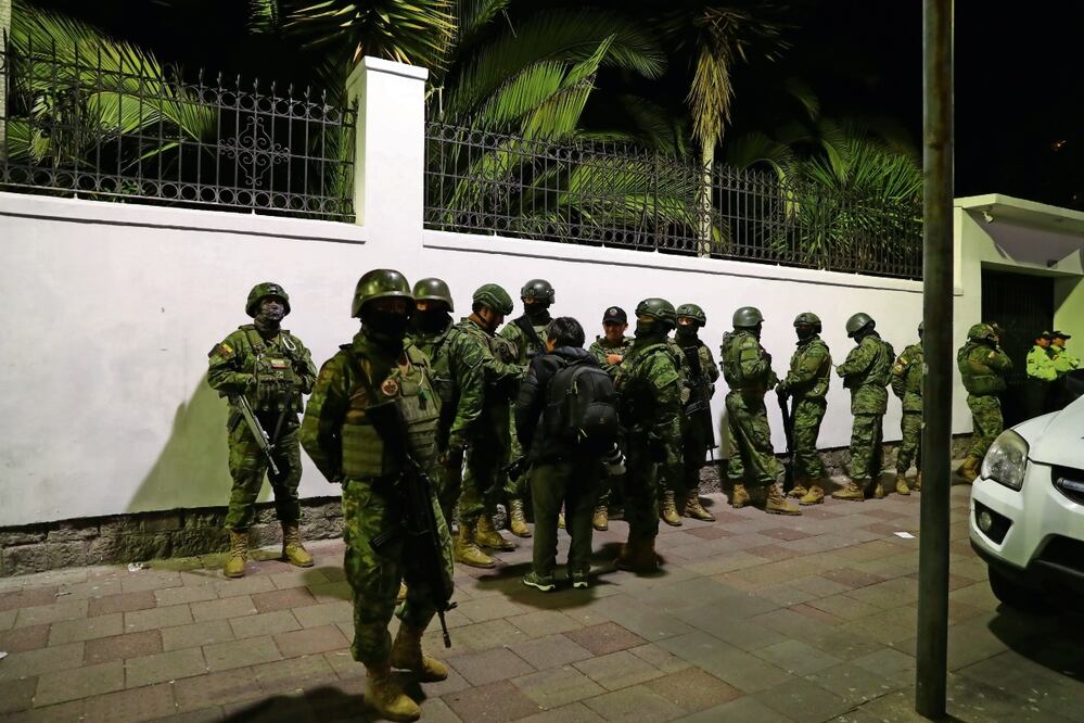 Tras lo ocurrido el viernes en la embajada de México en Ecuador, expertos aseguran que pasará mucho tiempo para un posible restablecimiento de las relaciones diplomáticas entre ambos países. Foto: de José Jácome. EFE.