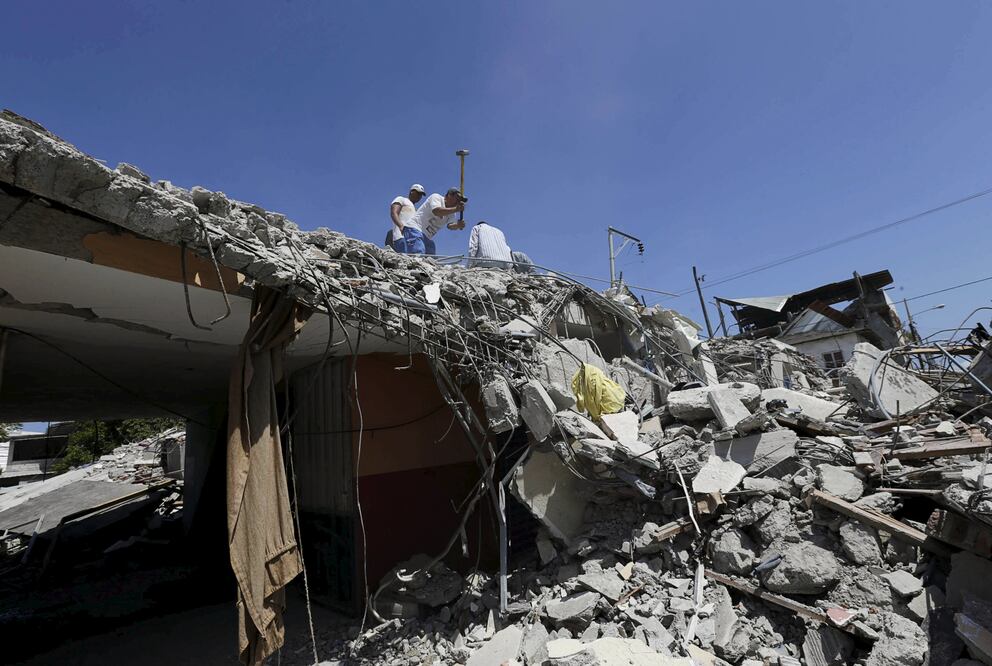 El pasado sábado Ecaudor fue sacudido por un sismo de 7.8 grados que hasta el momento ha dejado más de 500 muertos y cerca de 3 mil heridos(Foto: REUTERS)