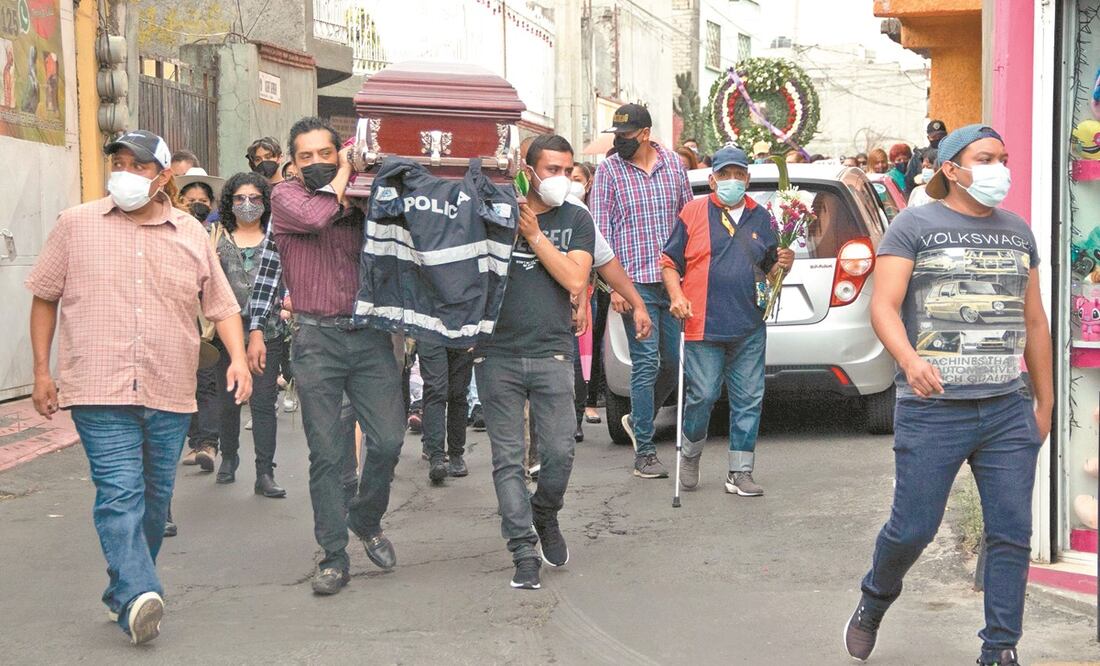 La tarde del domingo se realizó el sepelio de Araceli Linares, de 52 años de edad, víctima del colapso de la Línea 12 del Metro. Foto: VICTORIA VALTIERRA. CUARTOSCURO.