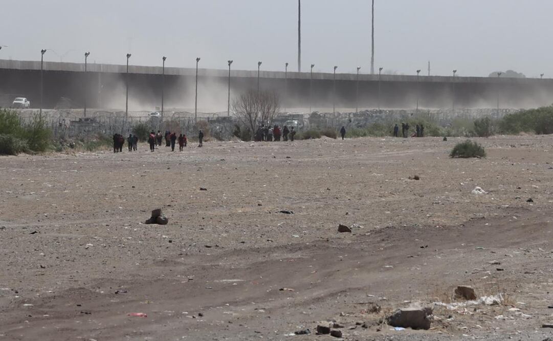 Migrantes llegan a la puerta 36 del muro fronterizo que separa a México de EU. Foto: Paola Gamboa
